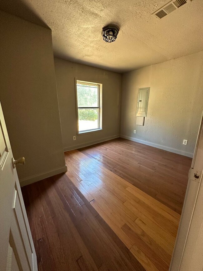 Foto del edificio - 2 BEDROOM 1 BATH HOUSE ALL ELECTRIC CENTRAL HEAT & AIR HAS STACK WASHER/DRYER CONNECTION.