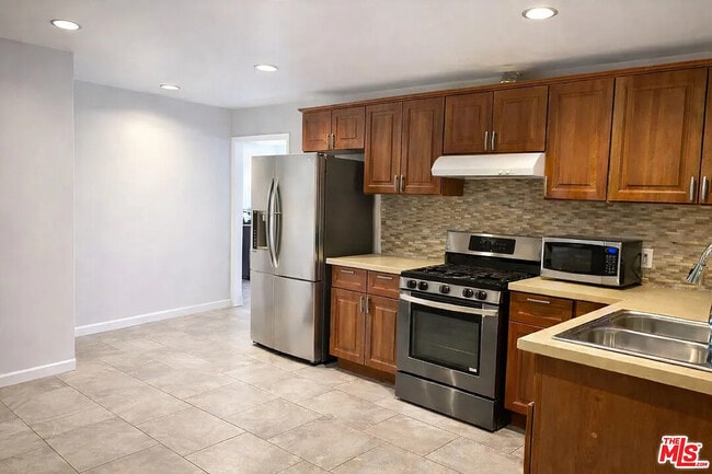 Building Photo - 2818 S Normandie Ave