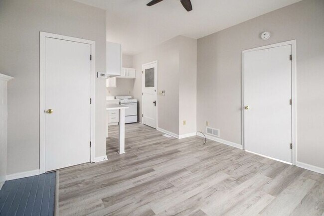 Foto del edificio - $799 Chic & Renovated 1BR with Style- Ask about our security deposit alternative!