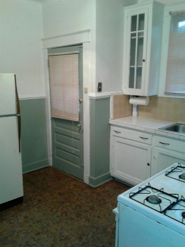 kitchen - 3316 Touro St