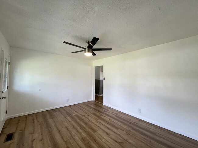 Foto del edificio - Fully Remodeled Brick Home W/ BIg Yard
