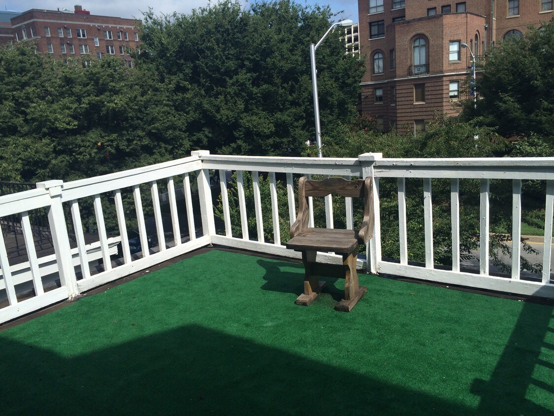 Primary Photo - 209 E 33rd St