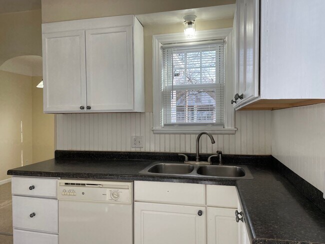 Foto del edificio - Charming 3-Bedroom Home for Rent – Quiet C...