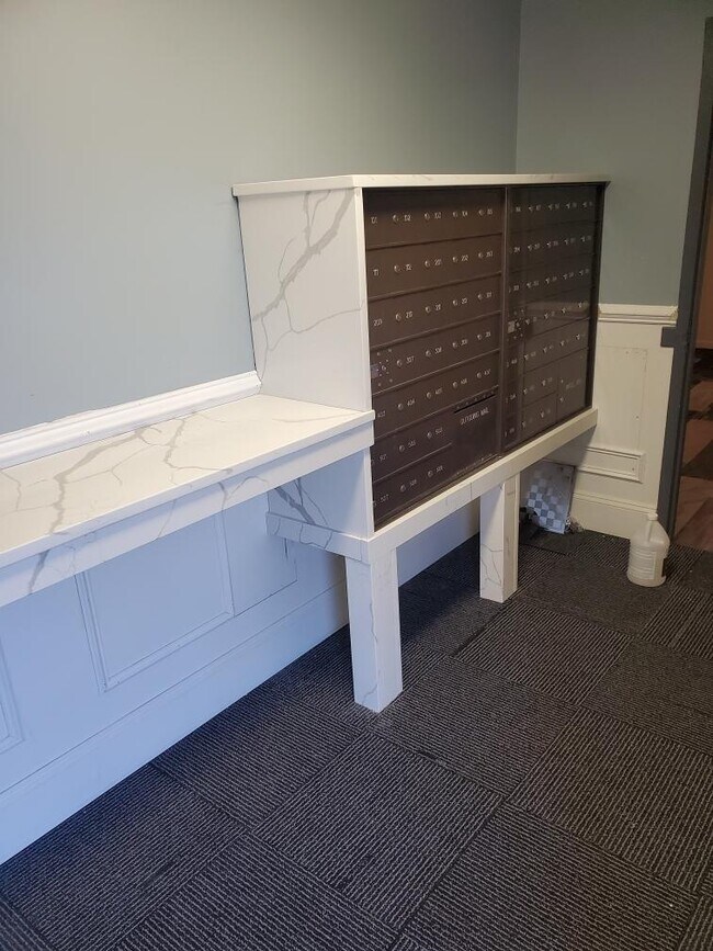 Main Street Apartments Rentals in Rockford at 929935 N Main St Rockford, IL