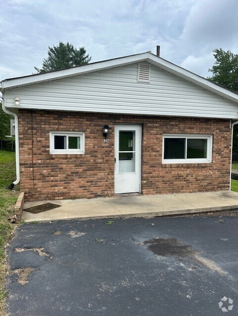 Building Photo - 826 Danbury St