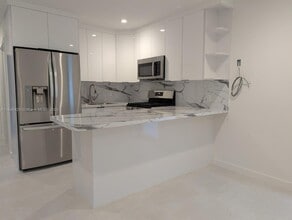 Building Photo - 911 Sharar Ave