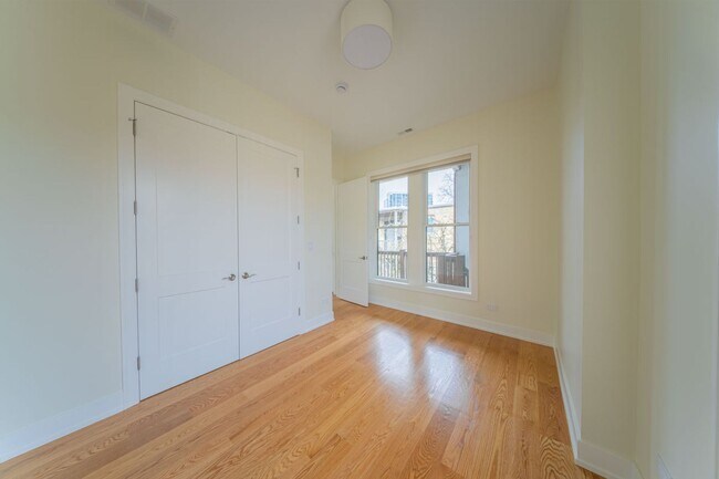 Foto del edificio - Luxurious 3b/2b + Den Living in Lincoln Park