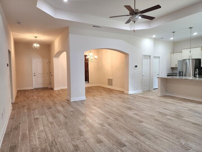 Foto del edificio - Welcome to this stunning 4-bedroom, 3-bath...