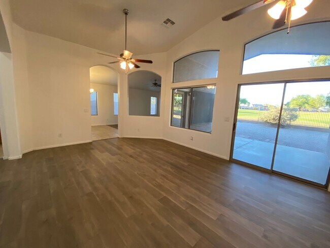 Foto del edificio - Enjoy Golf Course Living: Refreshed 4-Bedr...
