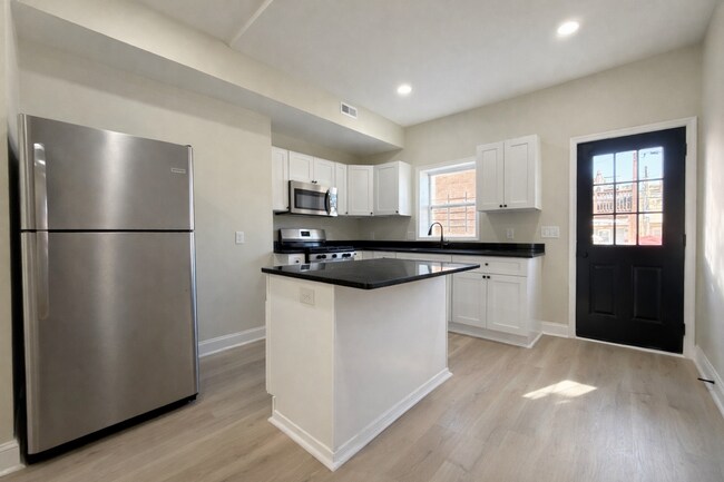 Foto del edificio - Modern 3BR Rowhome with Finished Lower Level & Rear Deck