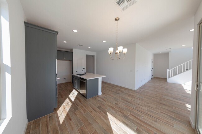 Foto del edificio - NEWER CONSTRUCTION HOME WITH 3 BED/3 BATH ...