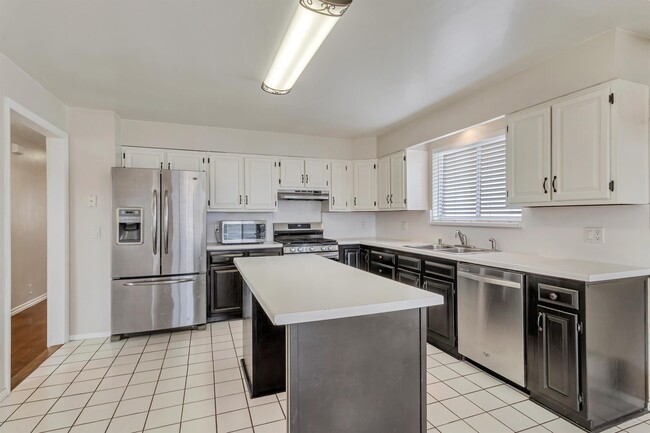 Building Photo - 1222 W Shields Ln
