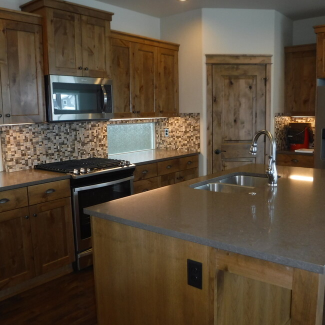 Building Photo - Beautiful 3 Bed/2.5 Bath Pahlisch Home in ...