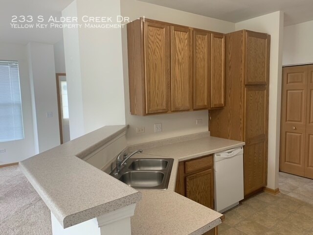 Building Photo - 233 S Alder Creek Dr