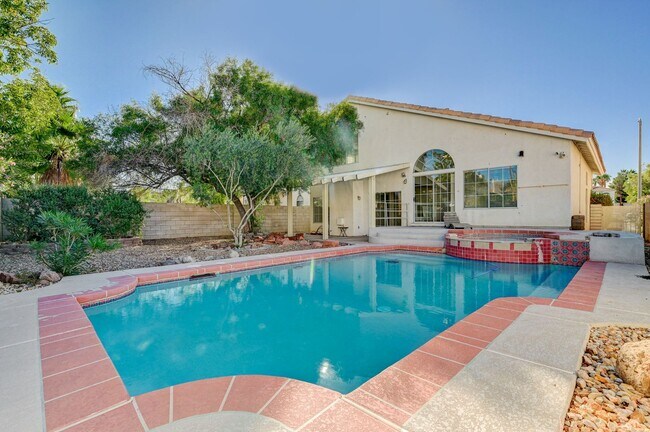 Foto del edificio - Tri-Level Home with Pool & Spa in Henderson, 89074