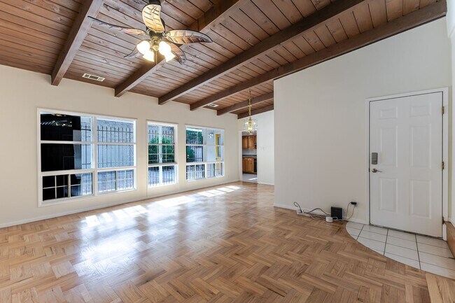 Foto del edificio - Charming 3-Bedroom Single Family Home in M...
