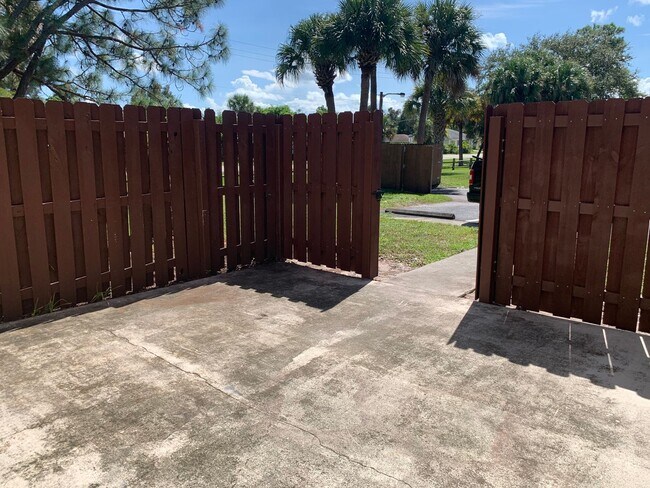 Building Photo - 2 Bedroom 1.5 Bath 2 Story Townhouse