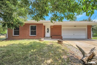 Building Photo - 3636 Royal Dr