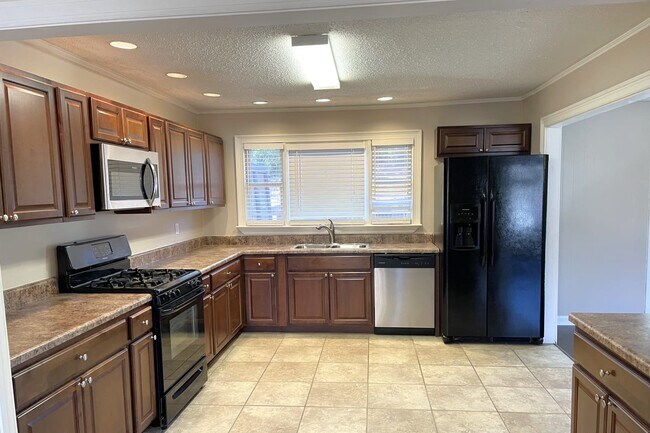 Building Photo - 2100 Summerville Ct