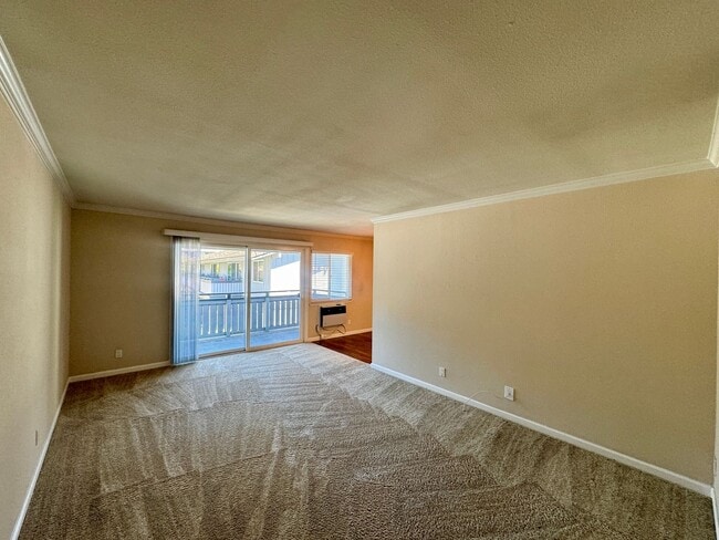 Building Photo - Nice Upper End Unit with Inside Laundry!  ...