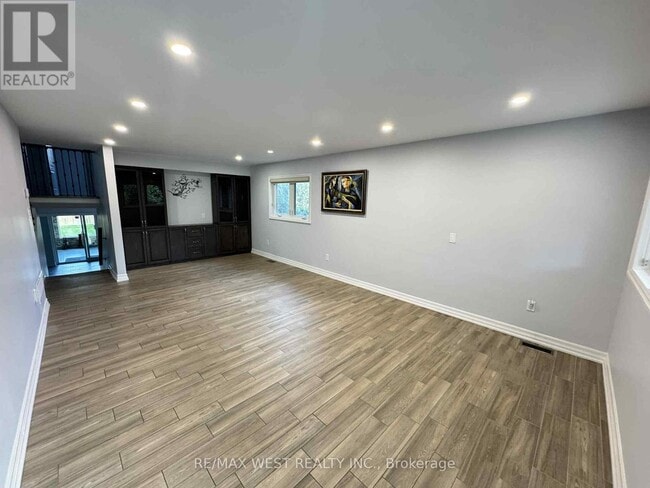 Photo du bâtiment - 80 Maple Grove Ave