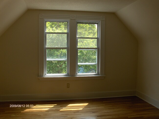 front bedroom, 3rd - 78 Nash St