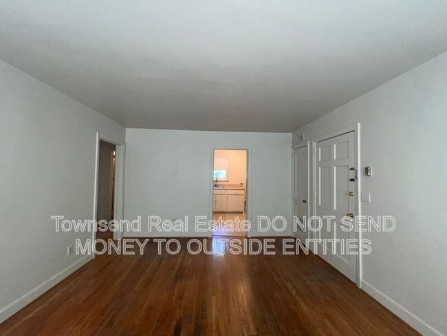 Building Photo - 507 Martine Rd