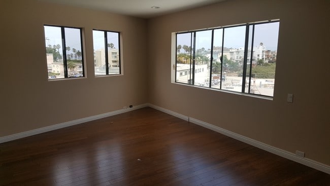 Building Photo - 308 Pershing Dr