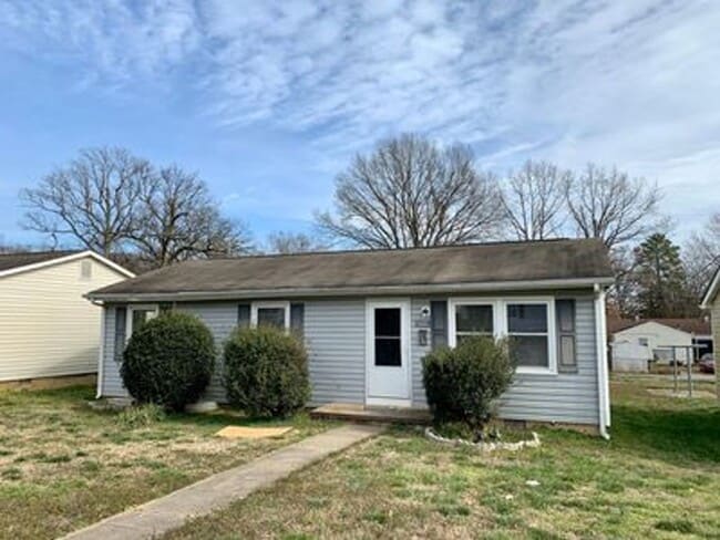 Building Photo - Cozy 3 bed 1 bath w Central HVAC
