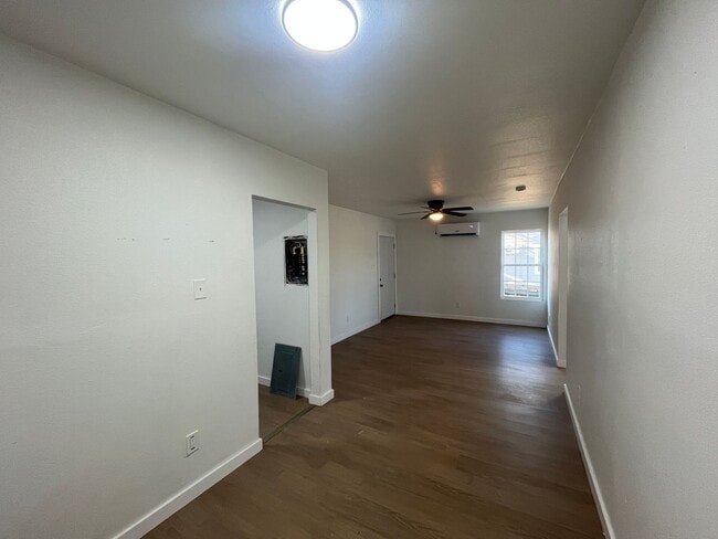 Building Photo - One Bedroom One Bath with Washer and Dryer Included