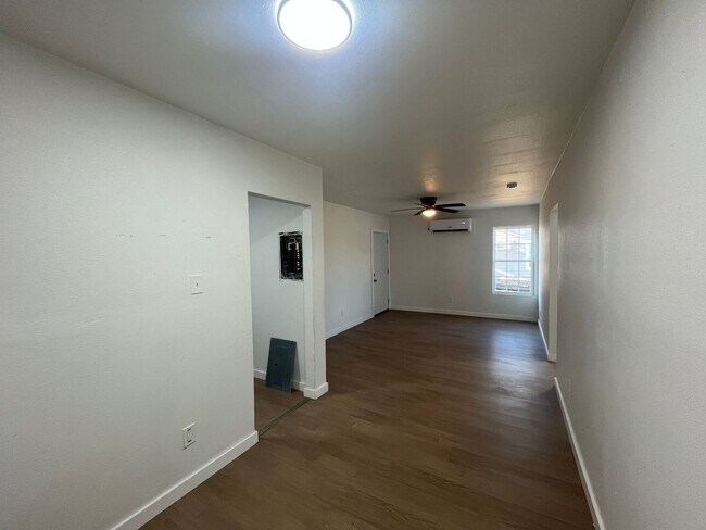 Foto del edificio - One Bedroom One Bath with Washer and Dryer Included