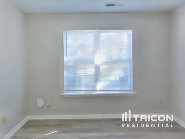 Building Photo - 625 Eastpointe Dr