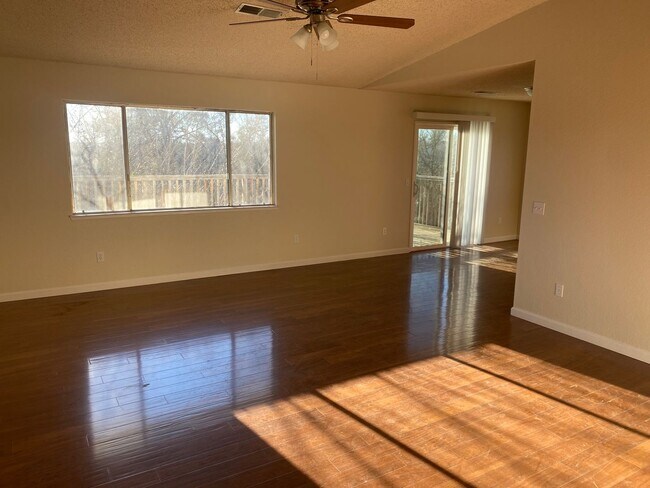 Foto del edificio - 3 BEDROOM 2 BATHROOM HOME IN THE PEPPERTREE SUBDIVISION