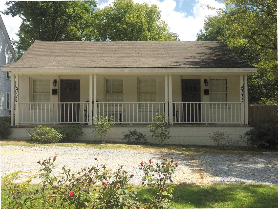 Foto principal - 2171 College St