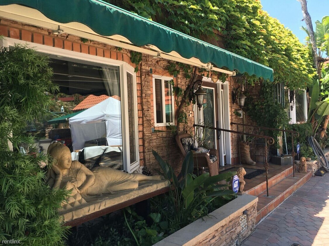 Building Photo - 9031 Phyllis Ave