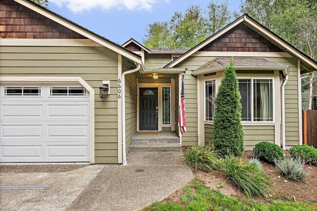 Building Photo - Spacious 3-Bed Home w/ AC, RV Parking & Hu...