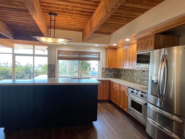 Foto del edificio - Stunning 4b/3b home in Ventura with Ocean Views!