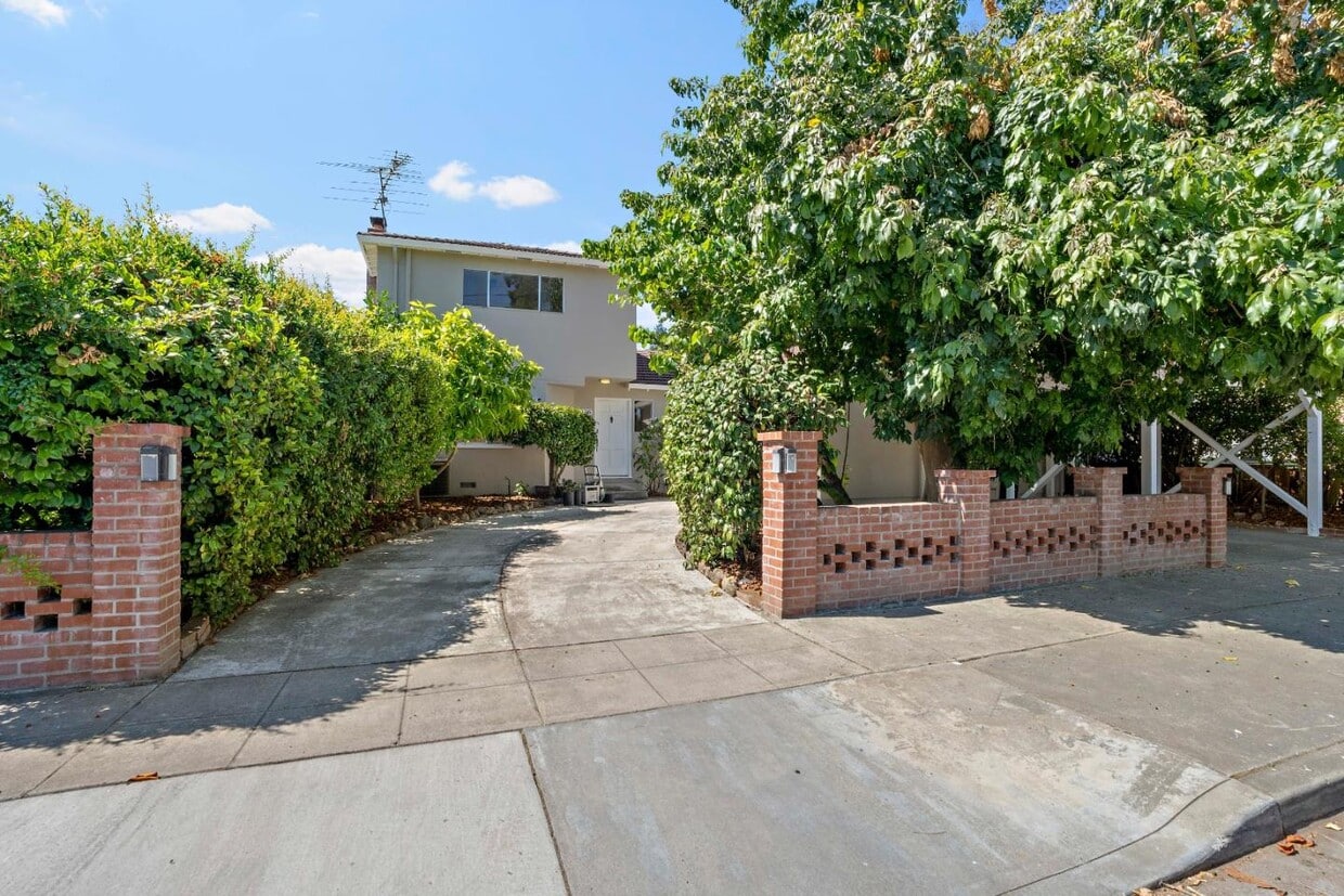 Primary Photo - 1486 Richards Ave