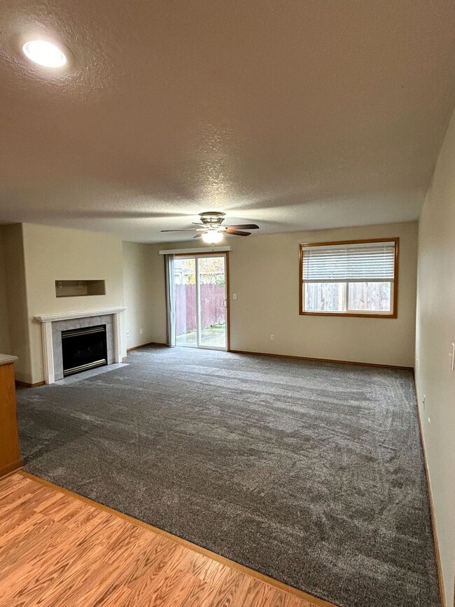 Foto del edificio - Spacious & Updated 3B/2BA in East Vancouver!