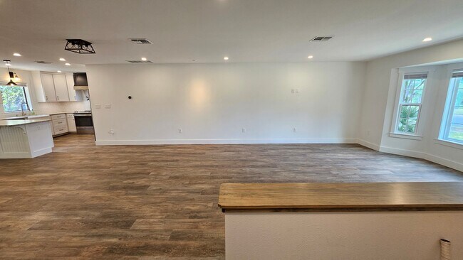 Building Photo - 219 Edgevale Dr