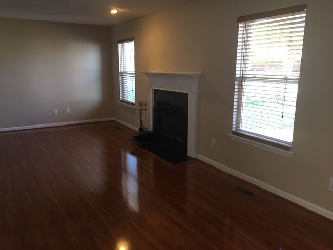 Building Photo - 3 br, 2.5 bath House - 4818 Middlesex Drive