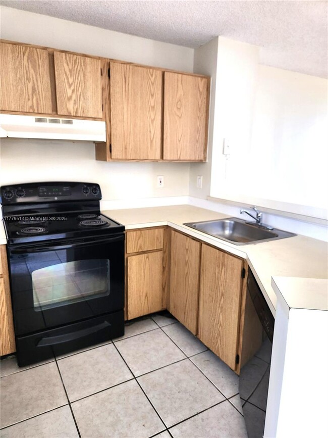 Foto del edificio - 8730 N Sherman Cir