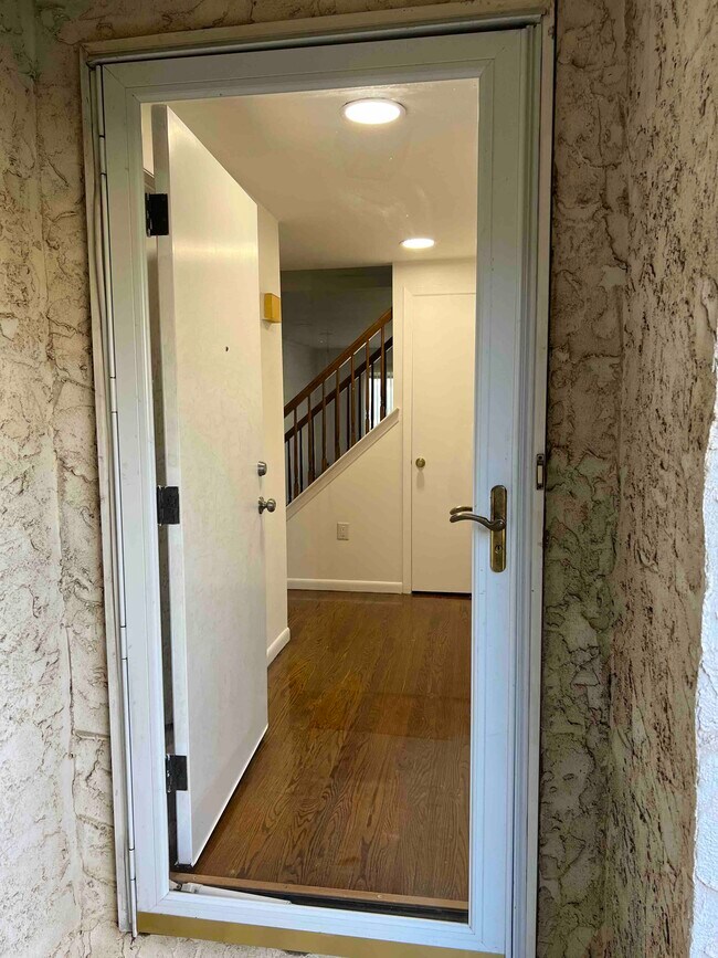Building Photo - 139 Tennyson Dr