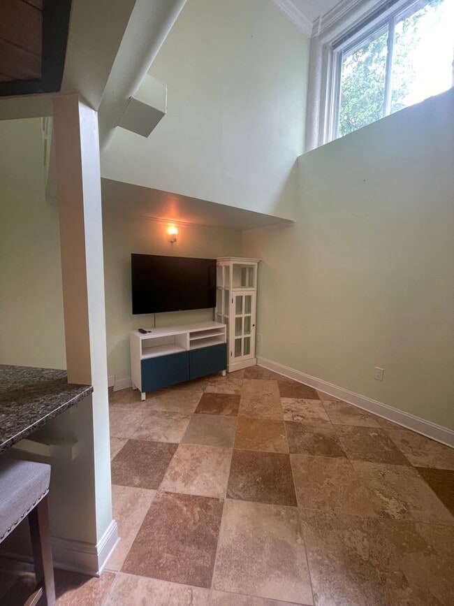 Building Photo - Elegant, Modern 1 Bedroom Condo in Crane P...