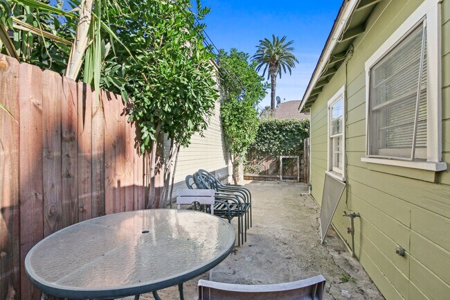 Foto del edificio - Charming Triplex Unit in Historic Rose Park