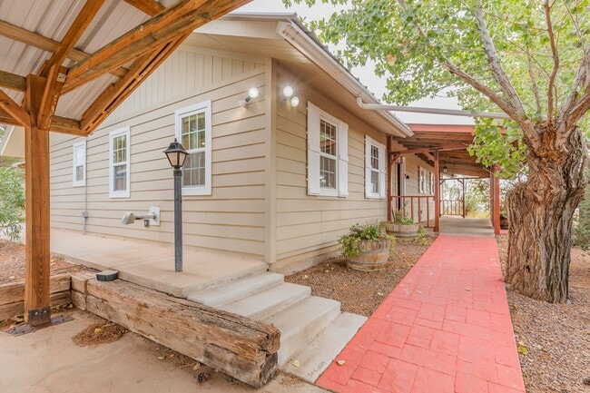Building Photo - Private Country Home - Over 9 Acres of Lan...
