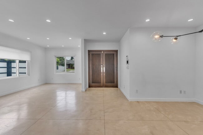 Foto del edificio - 4925 Nagle Ave