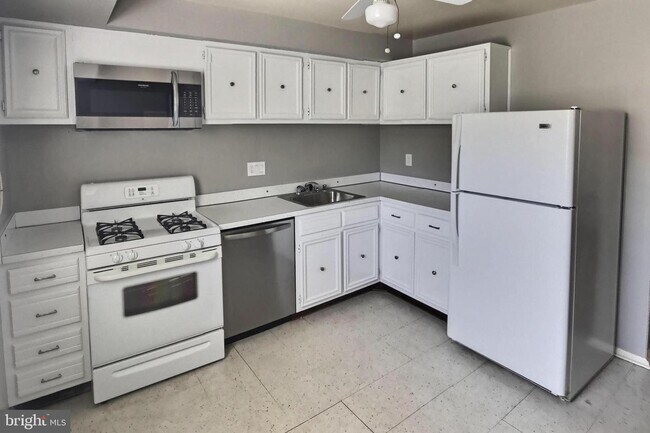 Building Photo - 355 Homeland Southway