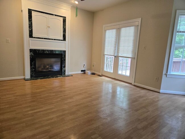 Building Photo - Stunning and Spacious 5 Bed 4 Bath Colonia...