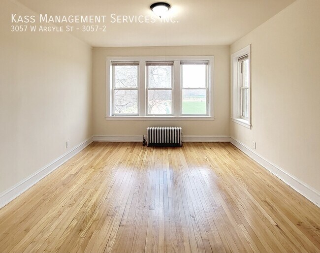 Foto del edificio - 3057 W Argyle St
